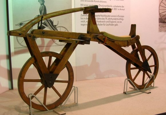 Drais realizou a primeira viagem de bicicleta a 12 de Junho de 1817, percorrendo 14km em menos de uma hora