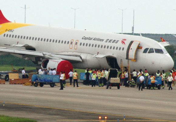 Avião acabou por aterrar em Shenzhen sem as rodas dianteiras
