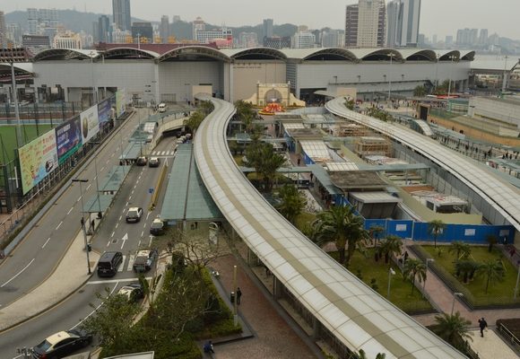 Muitas excursões enchem autocarros públicos e “shuttles” na zona das Portas do Cerco