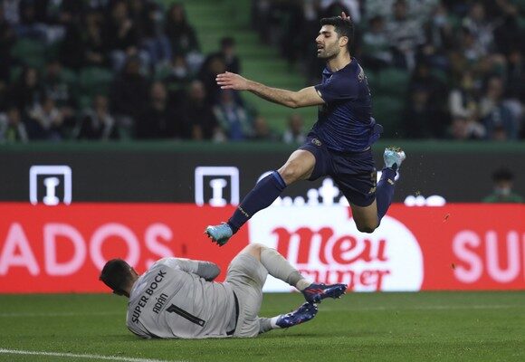 epa09797757 Sporting goalkeeper Antonio Adan (L) in action against FC Porto player Mehdi Taremi (R) during the Portugal Cup semi-final first leg soccer match at Alvalade Stadium in Lisbon, Portugal, 02 March 2022.  EPA/ANTONIO COTRIM