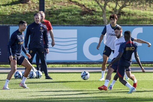 epa10975937 Portugal's national soccer player Cristiano Ronaldo (L) takes part in a training session at Cidade do Futebol in Oeiras, Portugal, 15 November 2023. Portugal will play against Liechtenstein and Iceland in the UEFA Euro 2024 qualifying group J on 16 and 19 November.  EPA/MIGUEL A. LOPES