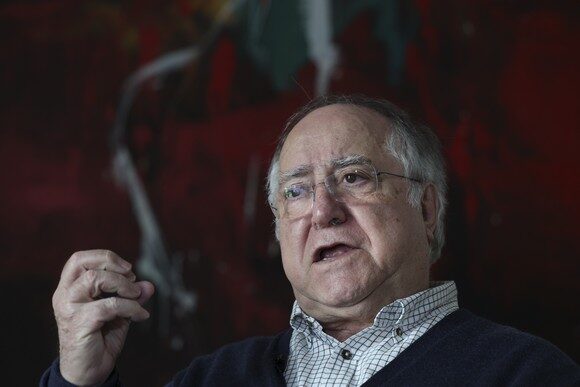 O capitão de Abril de 1974, e presidente da Associação 25 de Abril, coronel Vasco Lourenço, durante uma entrevista à agência Lusa, sobre as reuniões clandestinas do movimento dos capitães, em Lisboa, 27 de outubro de 2023. O maior susto que Vasco Lourenço viveu durante toda a conspiração para derrubar o regime foi provocado pelo receio de que militares envolvidos no movimento dos capitães entrassem, por engano, numa tentativa de golpe do general Kaúlza de Arriaga. (ACOMPANHA TEXTO DA LUSA DO DIA 05 DE NOVEMBRO DE 2023). ANTÓNIO COTRIM / LUSA