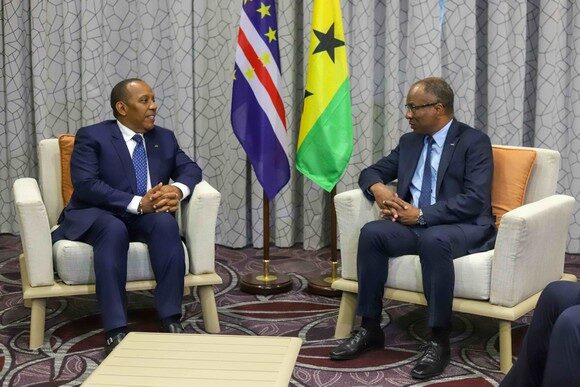 O primeiro-ministro de São Tomé e Príncipe, Patrice Trovoada (E), é recebido pelo seu homólogo cabo-verdiano, Ulisses Correia e Silva (D), durante a  Conferência Internacional “Liberdade, Democracia e Boa Governança Um olhar a partir de Cabo Verde” realizada na Ilha do Sal, Cidade da Praia, 08 de abril de 2024. ELTON MONTEIRO/LUSA