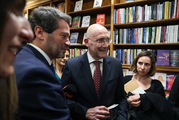 André Ventura (E), presidente do Chega, ladeado por  Pedro Passos Coelho, antigo primeiro-ministro e atual professor convidado do Instituto Superior de Ciências Sociais e Políticas da Universidade de Lisboa e da Universidade Lusíada de Lisboa, durante o lançamento do livro 