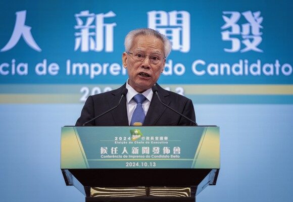 Sam Hou Fai, novo Chefe do Executivo de Macau, durante a conferência de imprensa após ter sido eleito por 394 votos dos 400 membros da Comissão Eleitoral do Chefe do Executivo, no Fórum para a Cooperação Económica e Comercial entre a China e os Países de Língua Portuguesa, Macau, China, 13 de outubro de 2024. O chefe do Executivo de Macau eleito prometeu hoje reforçar a ligação aos países de língua portuguesa, considerando ser uma das vantagens que a região pode usar para apoiar o desenvolvimento da China. GONÇALO LOBO PINHEIRO/LUSA
