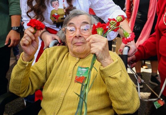 Foto de arquivo de 25 de abril de 2024. A mulher que transformou o cravo no símbolo do 25 de Abril de 1974, Celeste Caeiro, morreu hoje aos 92 anos no Hospital de Leiria, disse a família à agência Lusa, 15 de novembro de 2024. A neta, Carolina Caeiro Fontela, confirmou à Lusa que a avó morreu hoje de manhã no Hospital de Leiria devido a problemas do foro respiratório, lamentando que Celeste Caeiro nunca tenha sido homenageada em vida. ANTÓNIO COTRIM/LUSA
