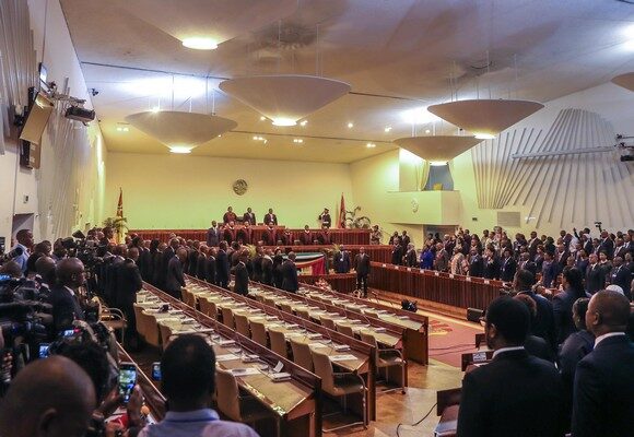 Os lugares dos partidos Renamo e MDM, encontra-se vazios devido ao boicote anunciado pelos dois partidos à cerimónia de tomada de posse dos deputados eleitos à X legislatura, contestando o processo eleitoral, na Assembleia da República de Moçambique, em Maputo, Moçambique, 13 de janeiro de 2025. LUÍSA NHANTUMBO/LUSA