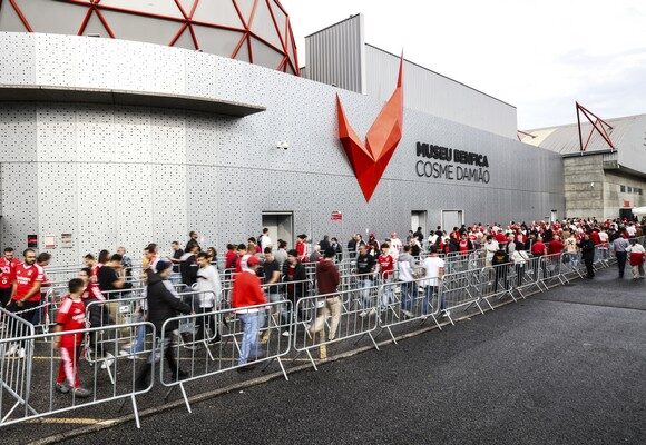 Adeptos mobilizam-se para votar nas eleições para os órgãos sociais do SL Benfica, no Estádio da Luz, em Lisboa, 25 de outubro de 2025. Mais de 160 mil sócios do Benfica são chamados, este sábado, a escolher o próximo presidente do clube. Há seis candidatos e, se nenhum conseguir 50% da votação, haverá segunda volta a 8 de novembro. MIGUEL A. LOPES/LUSA