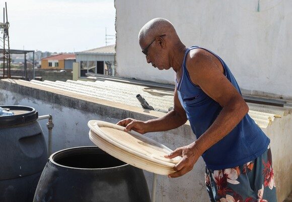 Na cidade da Praia, moradores enfrentam dias difíceis devido à falta de água que já dura meses, afetando o quotidiano de centenas de famílias, ilha de Santiago, Cabo Verde, 06 de novembro de 2025. Famílias que vivem na capital de Cabo Verde, Praia, queixam-se de não receber água da rede, nalguns casos, há meses, apesar de continuarem a pagar faturas mensais à empresa de abastecimento. (ACOMPANHA TEXTO DA LUSA DO DIA 15 DE NOVEMBRO DE 2025). ELTON MONTEIRO/LUSA