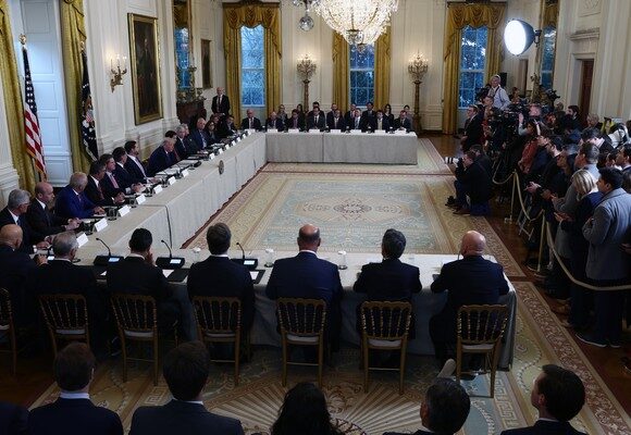 epa12639221 US President Donald Trump hosts a meeting with oil and gas executives in the East Room of the White House in Washington, DC, USA, 09 January 2026. The meeting included executives from Exxon, Shell, Chevron, and Conoco. Trump is hoping to persuade oil executives to return to Venezuela.  EPA/JIM LO SCALZO / POOL