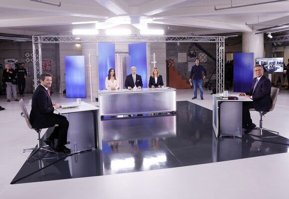 epa12685925 Portuguese presidential candidates Antonio Jose Seguro (R) and Andre Ventura (L) before a televised debate related to the second round of the country's presidential elections in Lisbon, Portugal, 27 January 2026. The runoff election is scheduled for 08 February 2026.  EPA/ANTONIO PEDRO SANTOS