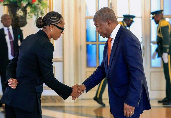 O Presidente de Angola, João Lourenço (D), dá posse à nova ministra da Educação, Erika de Carvalho Aires (E), durante uma cerimónia no Palácio Presidencial, em Luanda, Angola, 09 de fevereiro de 2026. AMPE ROGÉRIO/LUSA
