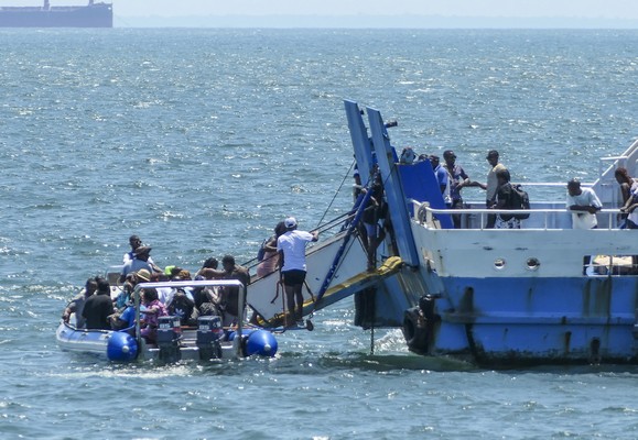 Passageiros são transferidos de uma pequena embarcação para um ferry-boat ao largo da ilha de Inhaca, em Maputo, Moçambique, 01 de março de 2026. A nova ponte-cais em Inhaca, maior do mundo, lançada em novembro de 2024, num investimento de cerca de 13,5 milhões de dólares (11,6 milhões de euros) vai facilitar a travessia marítima entre a ilha e a cidade de Maputo. (ACOMPANHA TEXTO DA LUSA DO DIA 07 DE MARÇO DE 2026). LINA CEBOLA/LUSA