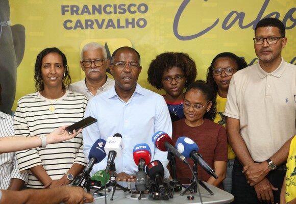 O presidente do Partido Africano da Independência de Cabo Verde (PAICV), Francisco Carvalho, disse hoje que os cabo-verdianos falaram de forma “clara” ao darem “maioria absoluta” ao partido, Praia 18 de maio de 2026. ELTON MONTEIRO / LUSA