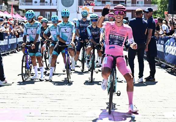 epa12967259 Portuguese rider Afonso Eulalio of Bahrain Victorious wearing the overall leader's pink jersey before the 9th stage of the 109th Giro d'Italia cycling race over 184km from Cervia to Corno alle Scale, Italy, 17 May 2026.  EPA/LUCA ZENNARO