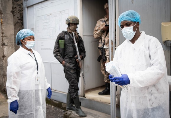 epa12973891 A staff in protective gown distributes facemaskes as a preventive measure against Ebola at the National Institute of Biomedical Resesarch (NIRB) in Goma, North Kivu, Democratic Republic of Congo, 19 May 2026. The World Health Organization (WHO), has declared that the Ebola disease caused by Bundibugyo virus in the Democratic Republic of the Congo and Uganda constitutes a public health emergency of international concern (PHEIC).  EPA/MARIE JEANNE MUNYERENKANA