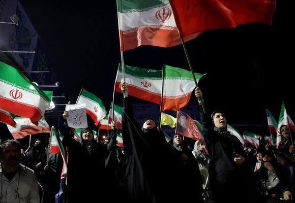 epa13003453 Iranians hold national flags during a gathering in support of the Iranian government and against the United States and Israel in Tehran, Iran, 29 May 2026. Iranian Foreign Ministry officials stated that while diplomatic exchanges are ongoing, a political understanding has not yet been finalized.  EPA/ABEDIN TAHERKENAREH RESTRICTIONS: NO Access Israel Media/Persian Language TV Stations Outside Iran/Strictly No Access BBC Persian/VOA Persian/Manoto TV/Iran International TV. (As mandated by Iran's Directorate General for Foreign Media) --
