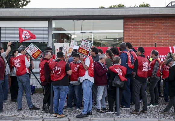 Trabalhadores da higiene urbana da Câmara Municipal de Lisboa, junto ao polo dos Olivais, no âmbito da greve geral de 03 de junho, em Lisboa, 2 de junho de 2026. A CGTP entregou um pré-aviso de greve geral para 03 de junho contra as alterações à lei laboral, após as negociações com o Governo terem terminado sem acordo. MIGUEL A. LOPES/LUSA