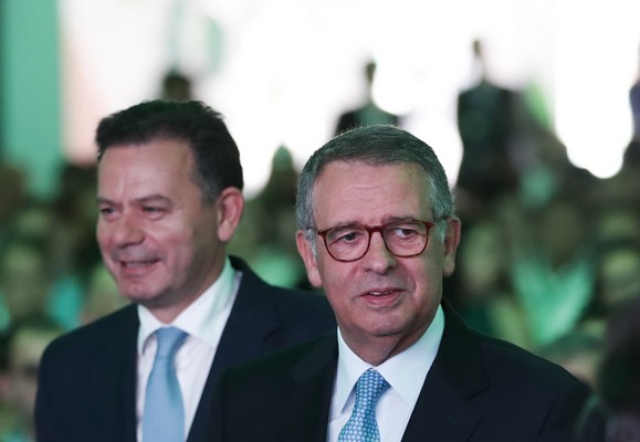 O Presidente da República, António José Seguro (D) e o primeiro-ministro, Luis Montenegro, durante a sessão de encerramento da 3ª edição das Conversas com Fomento, uma iniciativa do Banco Português do Fomento (BPF), em Leiria, 28 de maio de 2026. PAULO CUNHA/LUSA