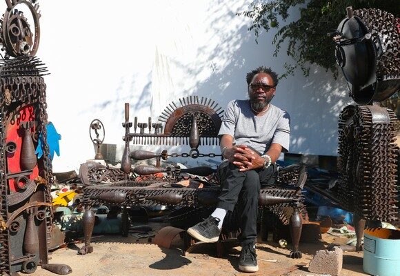 O artista plástico moçambicano Gonçalo Mabunda em entrevista à agência Lusa no seu ateliê, em Maputo, Moçambique, 15 de junho de 2026. Gonçalo Mabunda, 51 anos, encontrou na arte de transformar armas o contributo para difundir valores da paz, enquanto constrói máscaras e tronos com estes espólios para criticar líderes africanos que conquistam o poder através da força. (ACOMPANHA TEXTO DA LUSA DO DIA 20 DE JULHO DE 2026). LUÍSA NHANTUMBO/LUSA